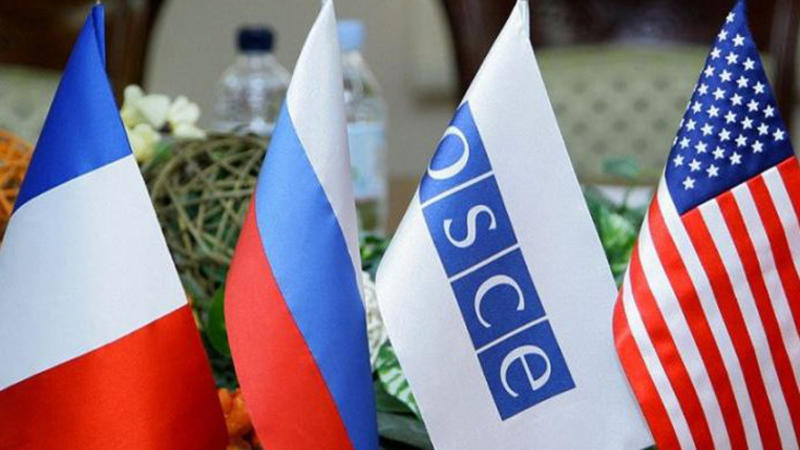 Table flags of the Russian Federation, France, the OSCE and the United States of America